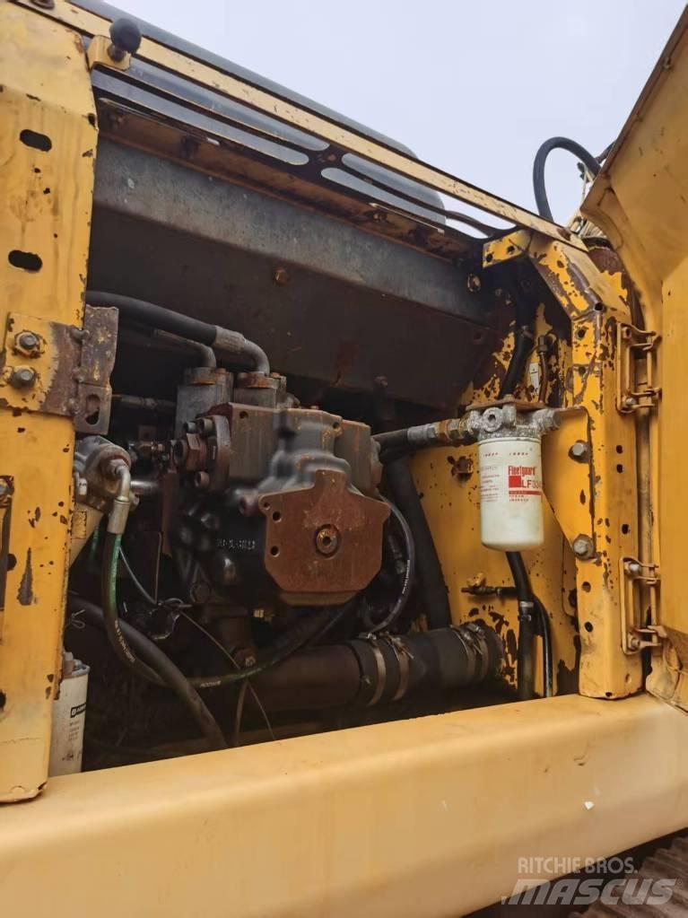 Komatsu PC 220-7 حفارات زحافة