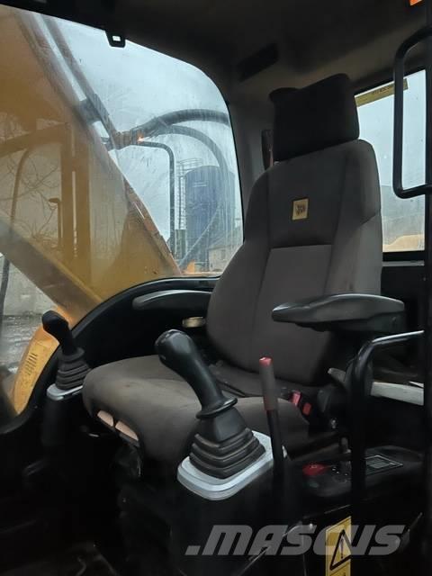 JCB JS 220 LC حفارات زحافة