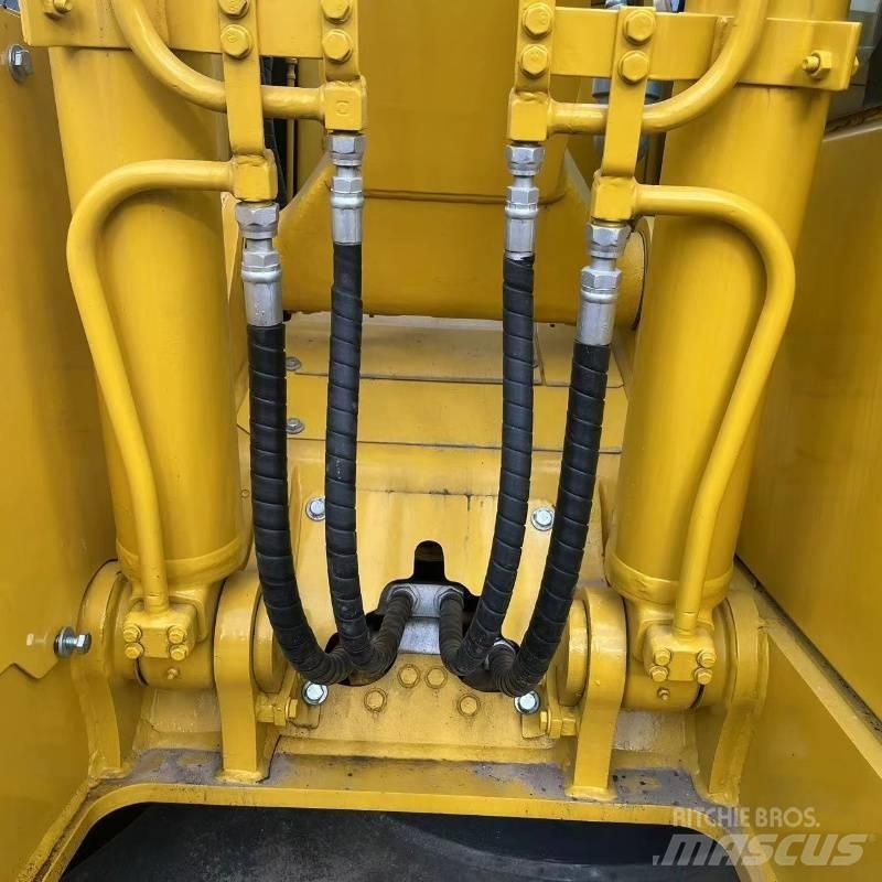 Komatsu PC 138 حفارات زحافة