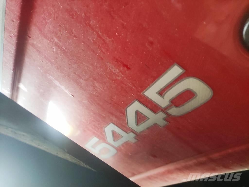 Massey Ferguson 5445 الجرارات