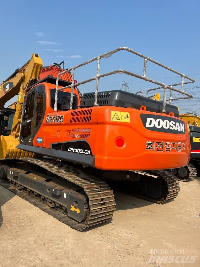 Doosan DX300 حفارات بعجل