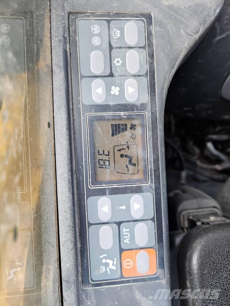 CAT 323 حفارات زحافة