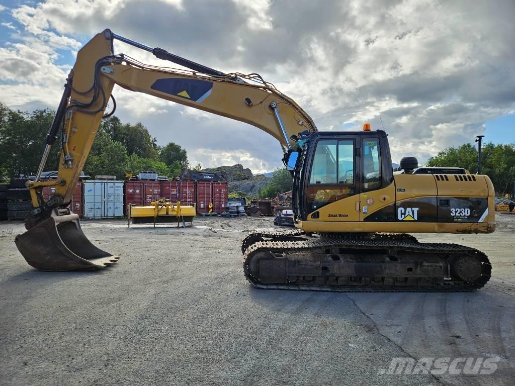 CAT 323 حفارات زحافة