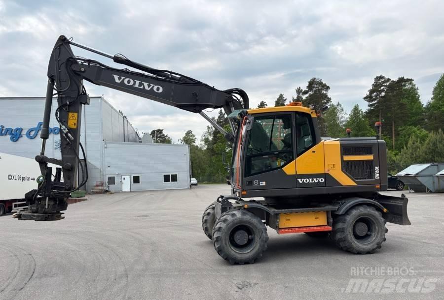 Volvo EW160E حفارات بعجل