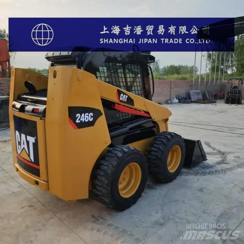CAT 246 C لوادر انزلاقية التوجيه