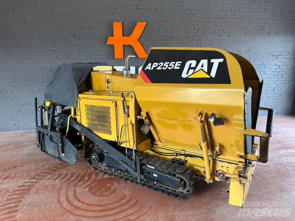 CAT AP 255 E معدات السفلتة
