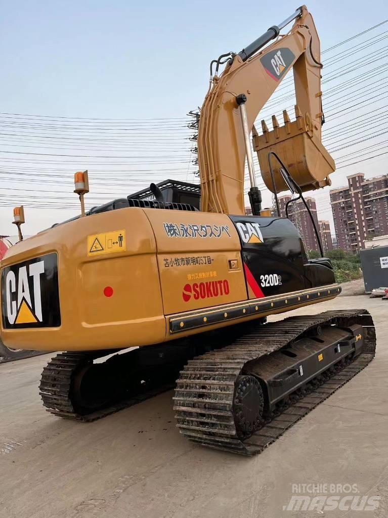 CAT 320 D حفارات زحافة