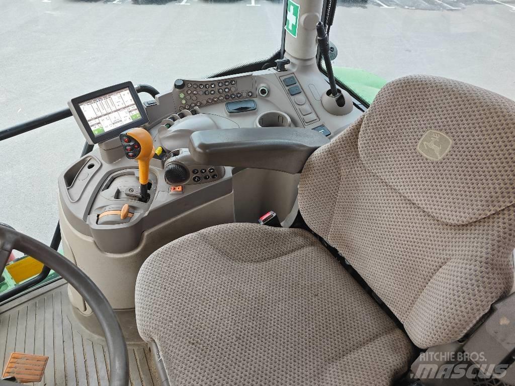 John Deere 6215 R الجرارات