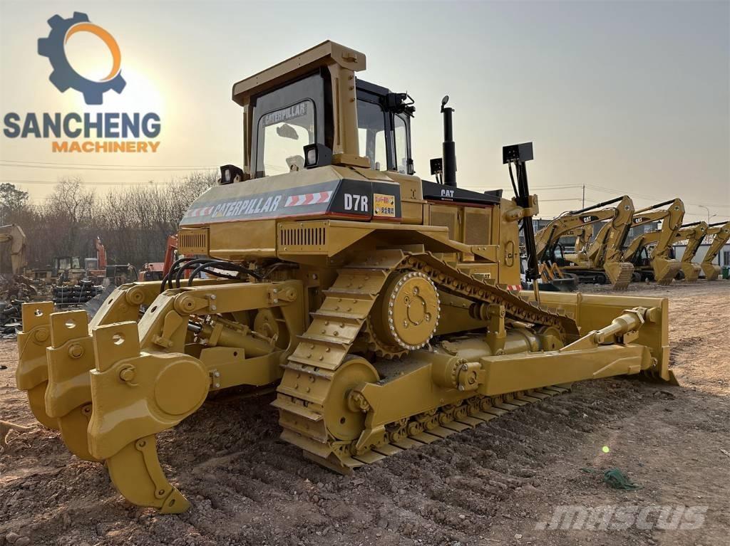 CAT D 7 R بلدوزرات مجنزرة