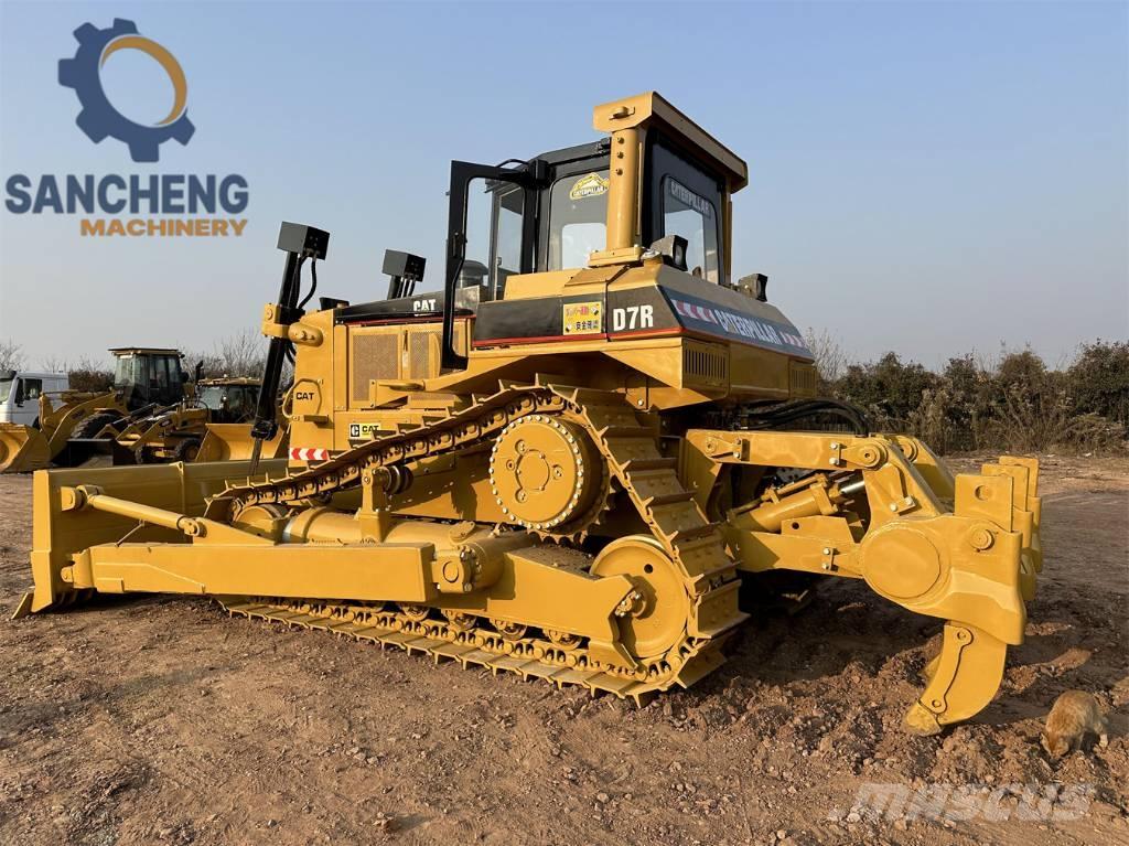 CAT D 7 R بلدوزرات مجنزرة