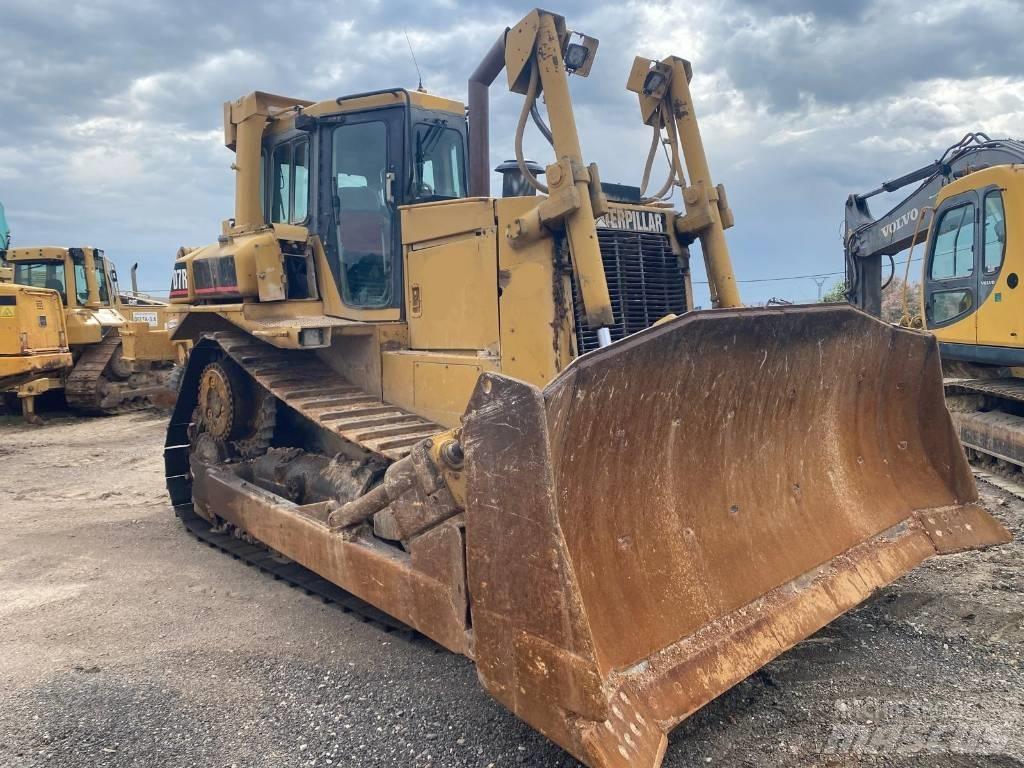 CAT D 7 R بلدوزرات مجنزرة