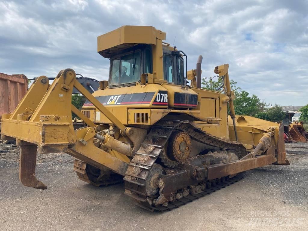 CAT D 7 R بلدوزرات مجنزرة