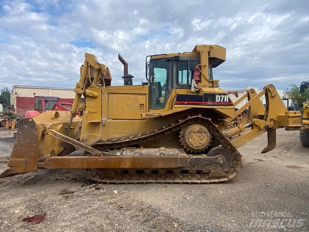 CAT D 7 R بلدوزرات مجنزرة