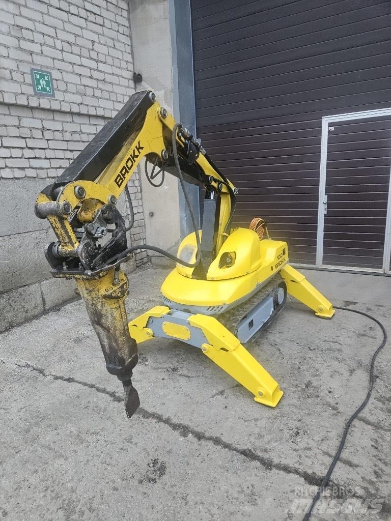 Brokk 100 حفارات هدم