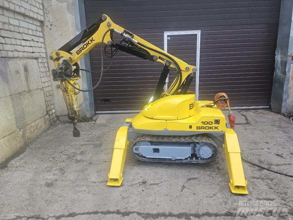 Brokk 100 حفارات هدم