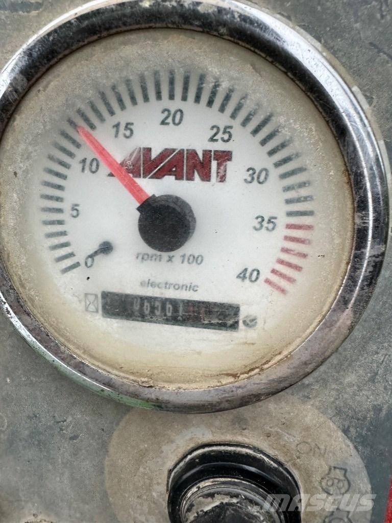 Avant 528 لوادر متعددة الأغراض