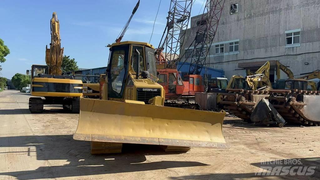 CAT D5G LGP بلدوزرات مجنزرة