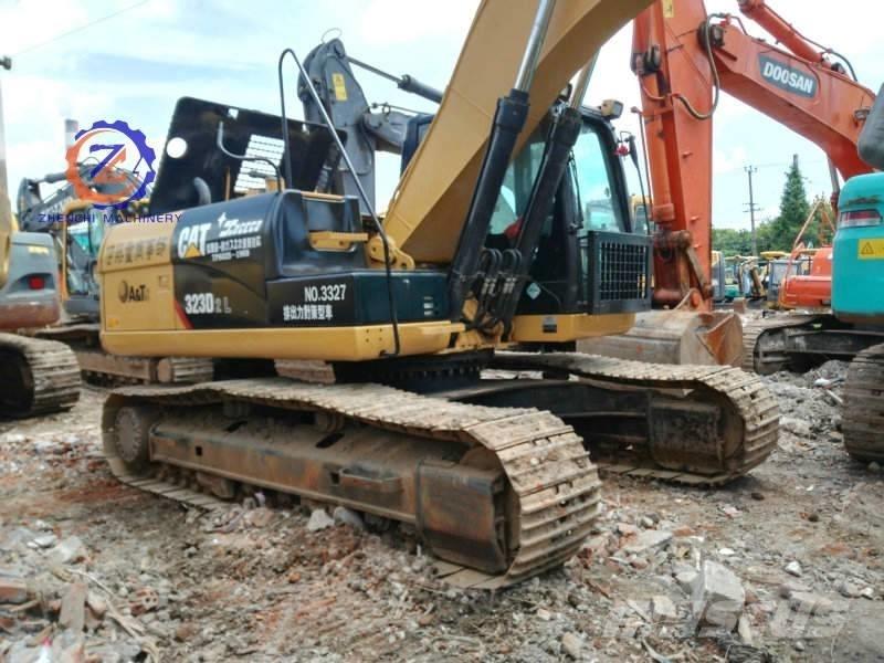 CAT 323 D L حفارات زحافة