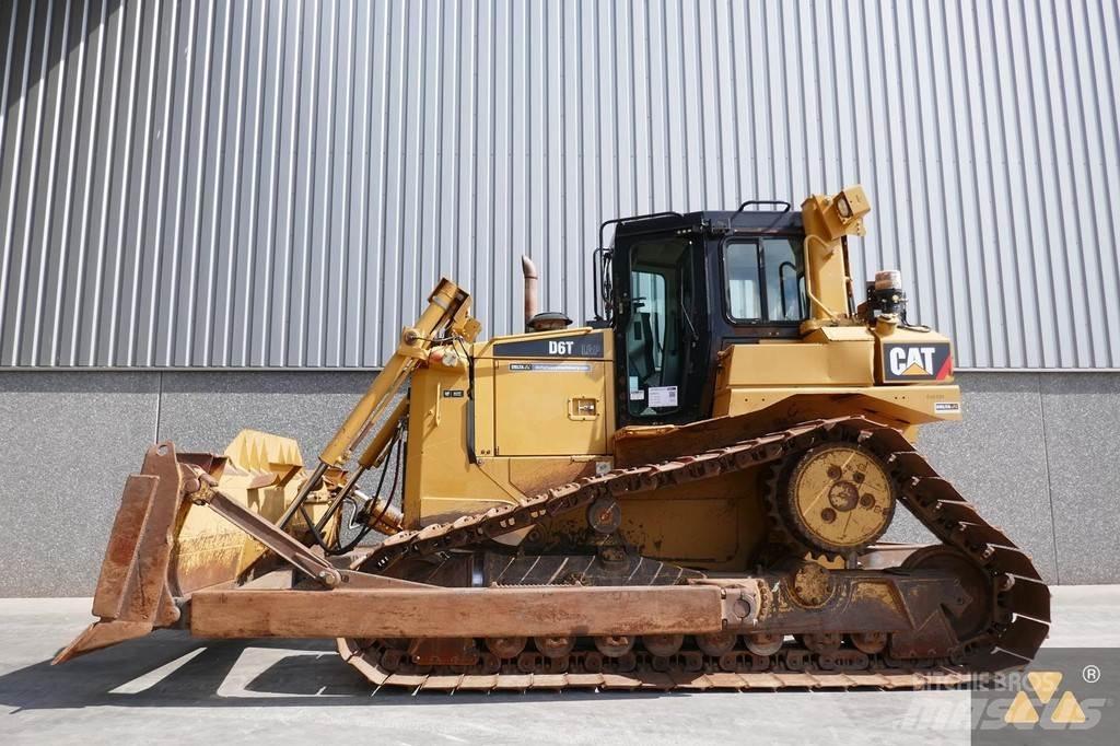 CAT D6T LGP بلدوزرات مجنزرة