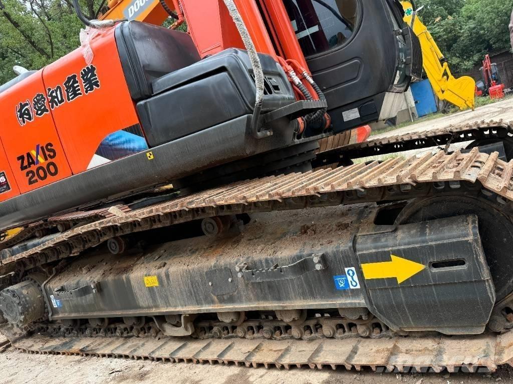 Hitachi ZX 200 حفارات زحافة