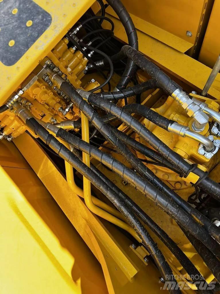 Komatsu PC 200-8N1 حفارات زحافة