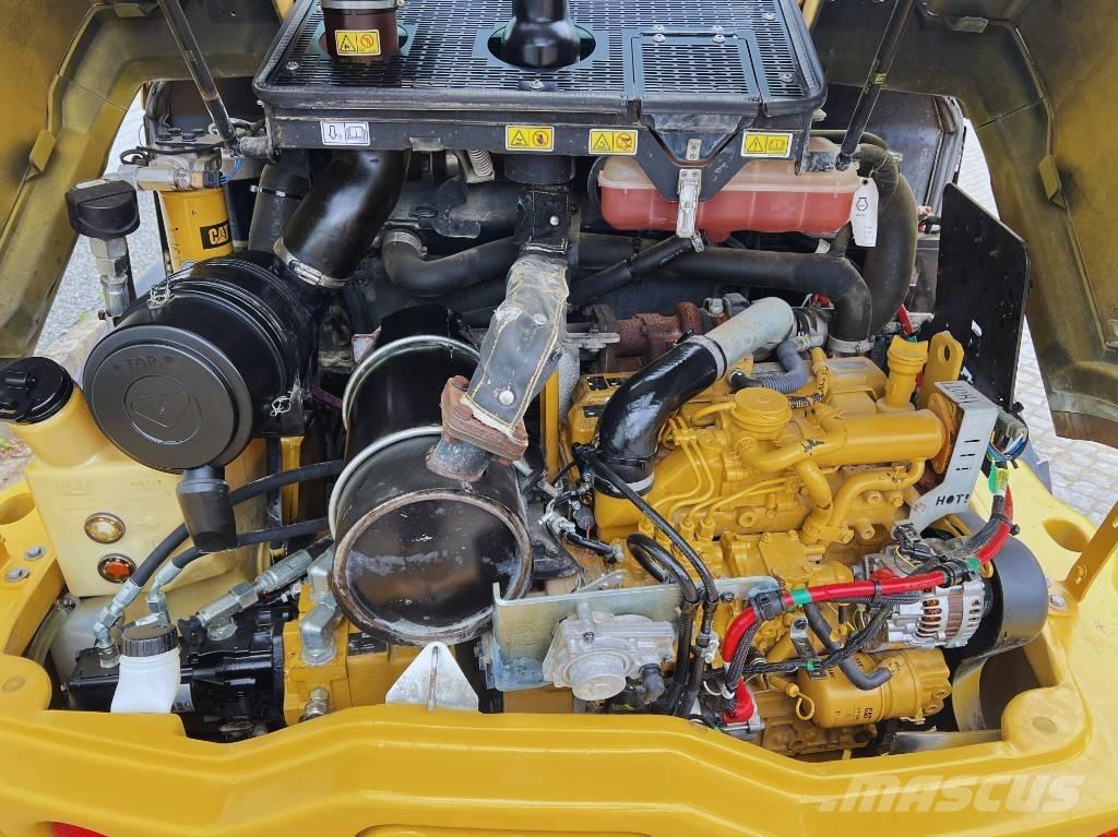 CAT 906 M     2016 لوادر بعجل