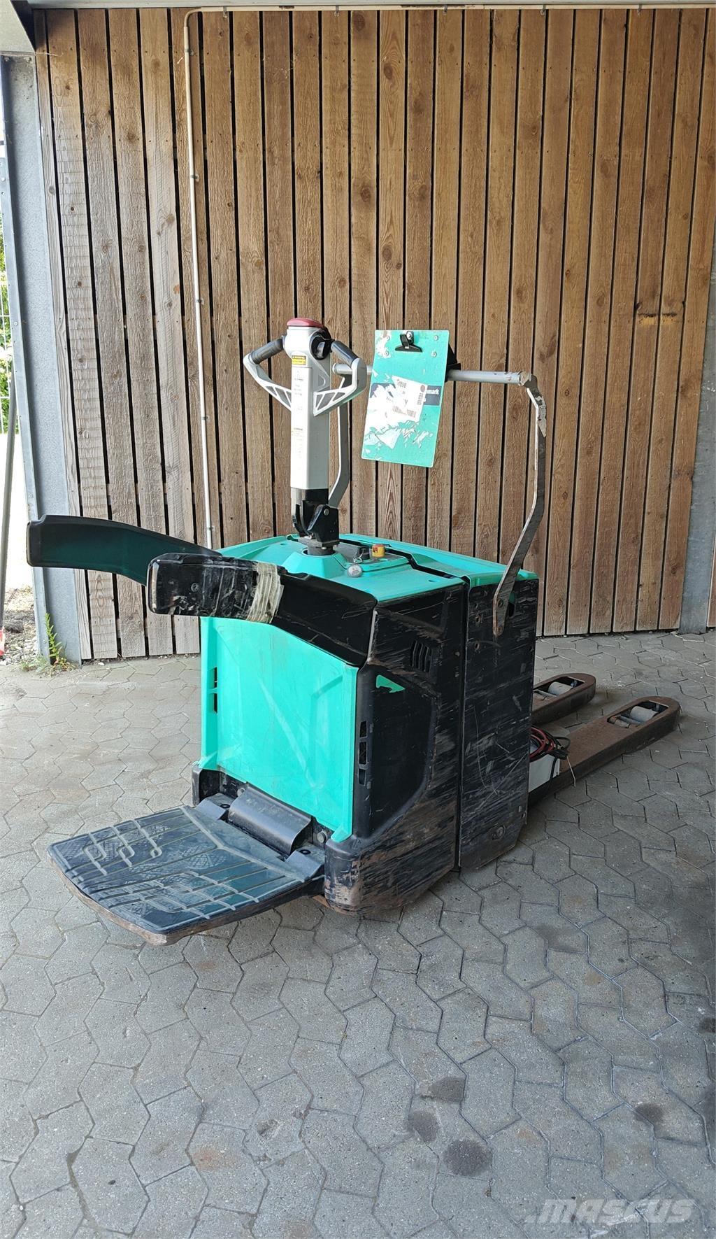 Mitsubishi PBV20N2 شاحنة ذات منصة