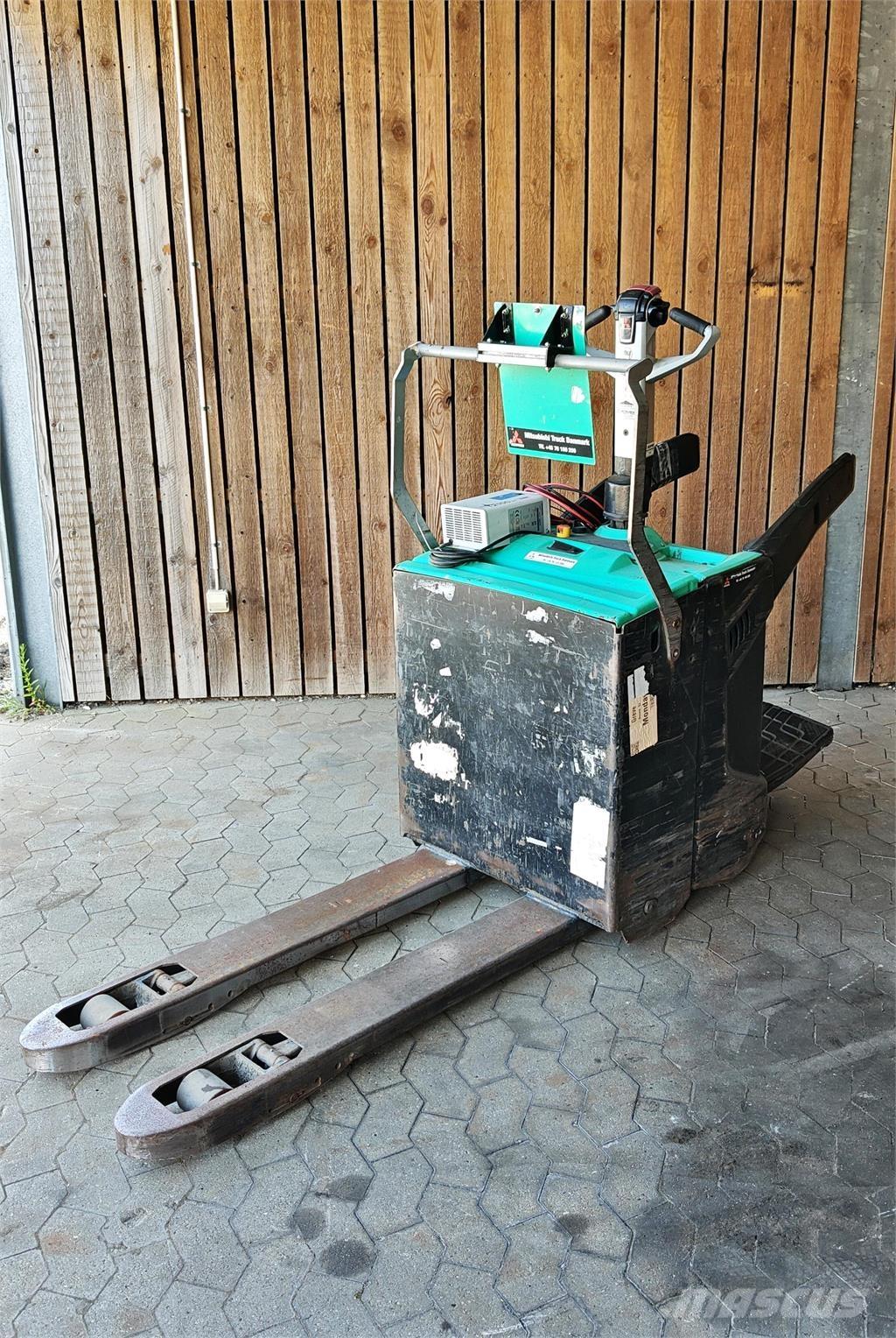 Mitsubishi PBV20N2 شاحنة ذات منصة