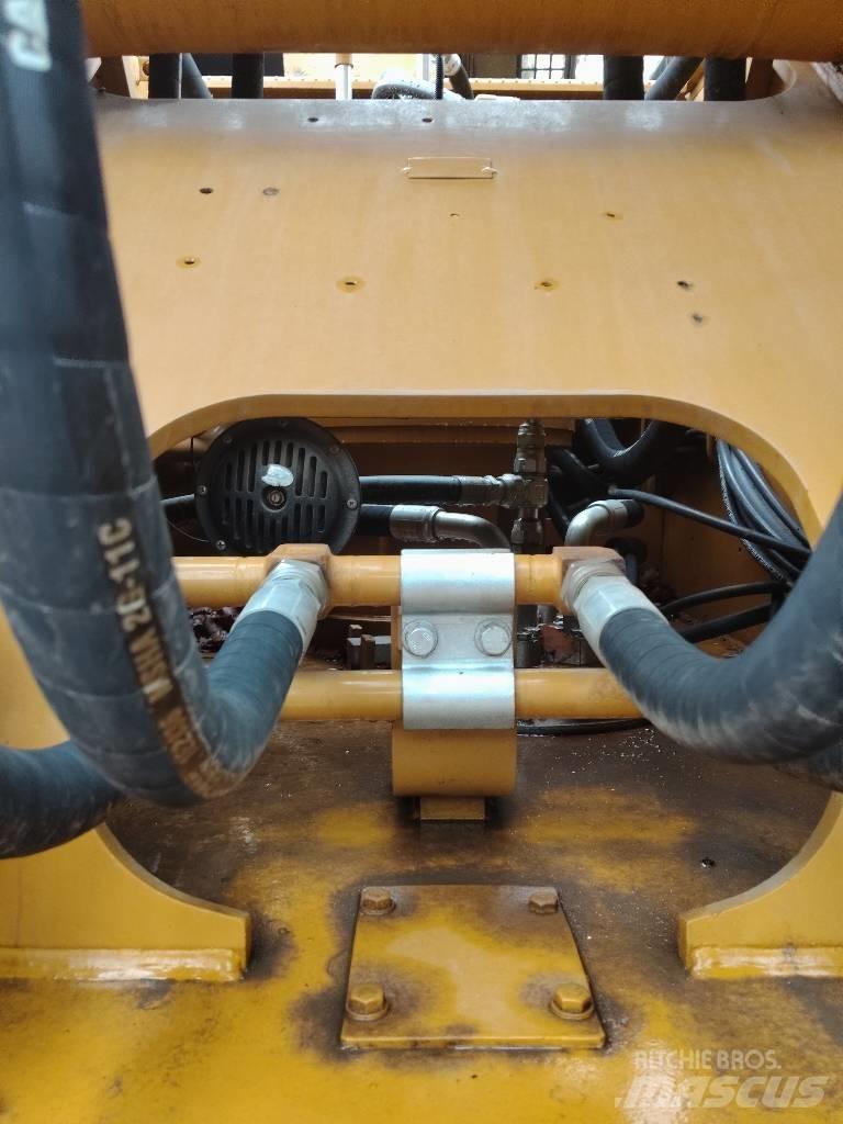 CAT 336 D حفارات زحافة