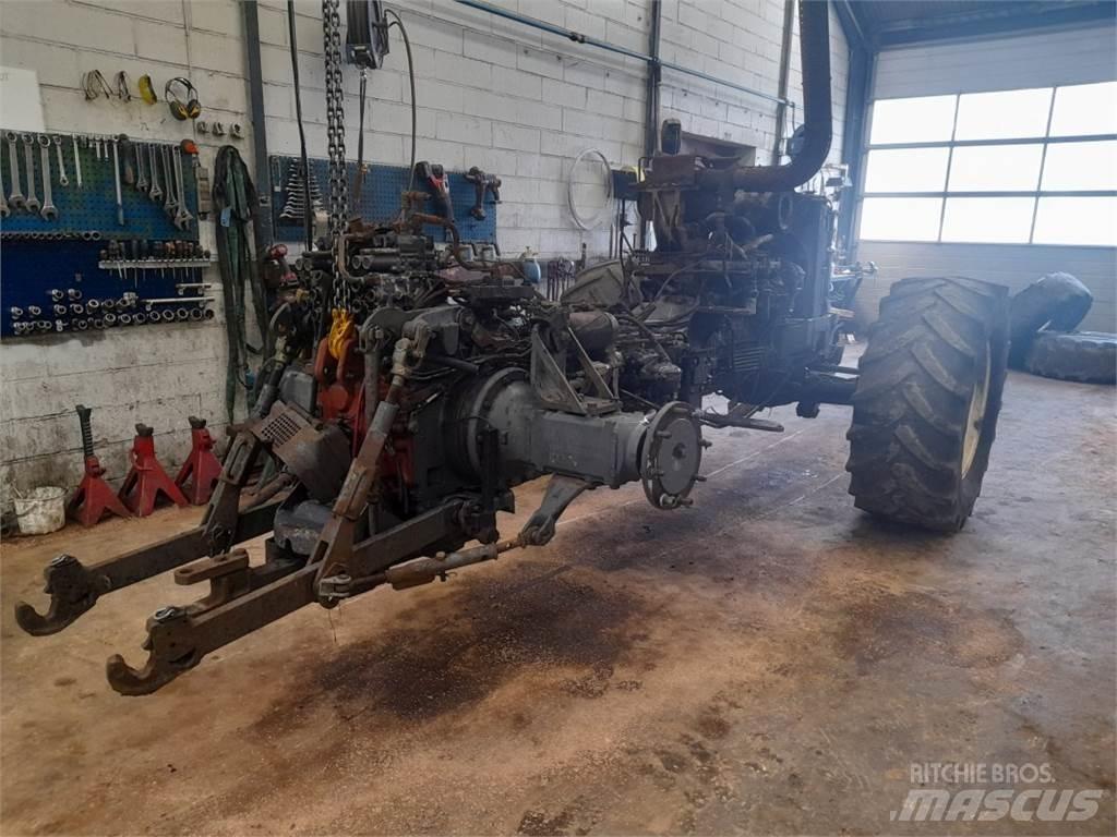 New Holland 8360 الجرارات