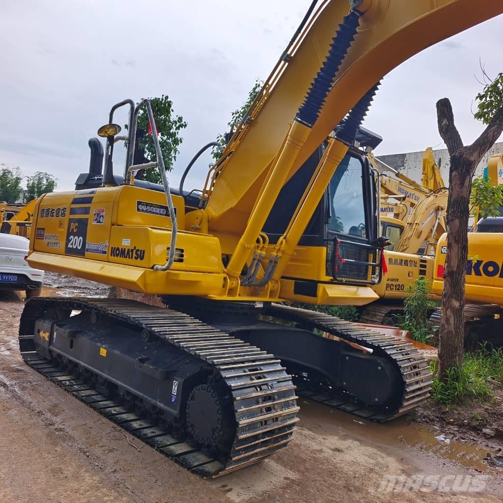 Komatsu PC200-8 حفارات زحافة