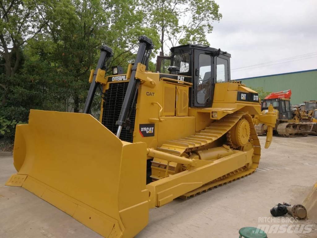 CAT D 7 R بلدوزرات مجنزرة