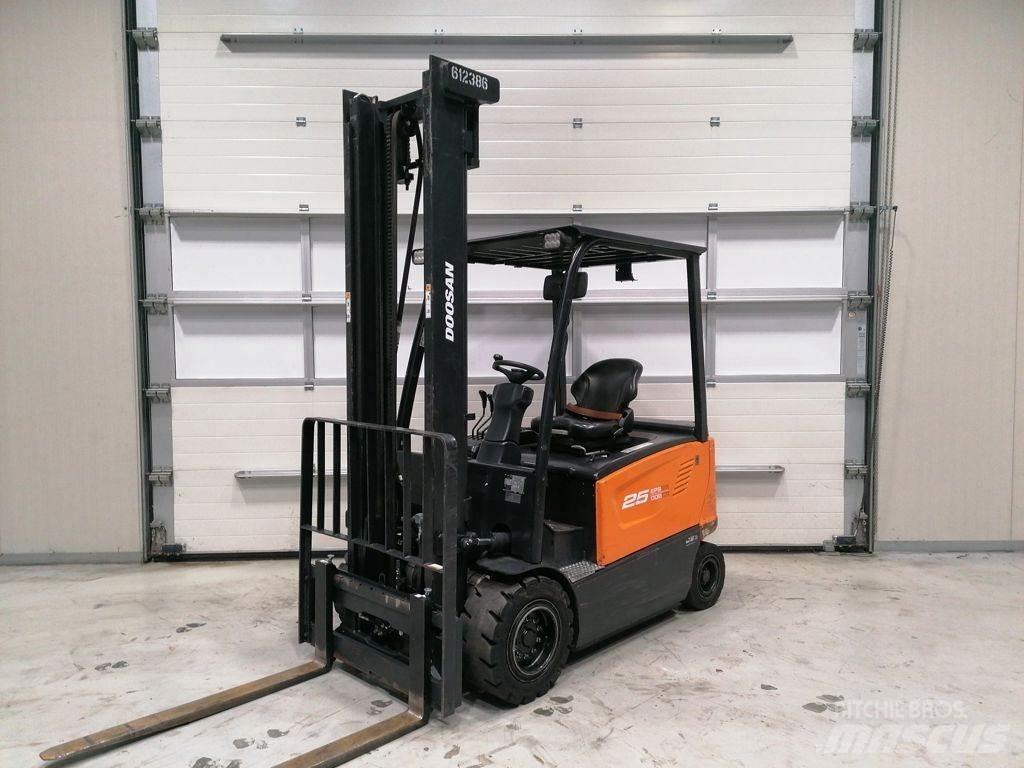 Doosan B25X-7 شاحنات ذات رافعات شوكية تعمل بالكهرباء