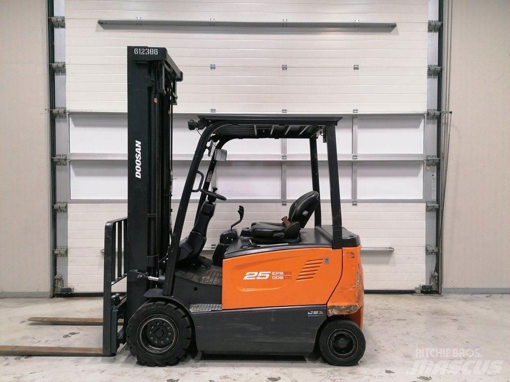 Doosan B25X-7 شاحنات ذات رافعات شوكية تعمل بالكهرباء