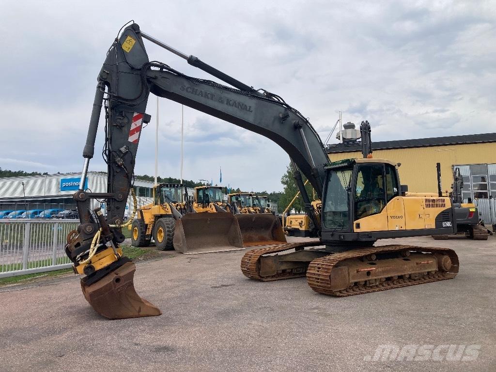 Volvo EC 240 C L حفارات زحافة