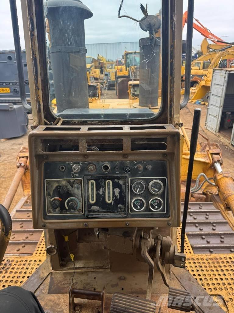 CAT D 8 N بلدوزرات مجنزرة