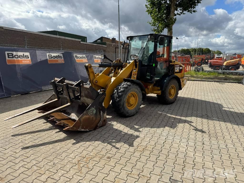 CAT 906M لوادر بعجل