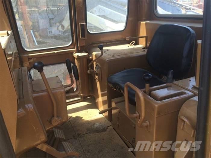 CAT D 6 D بلدوزرات مجنزرة