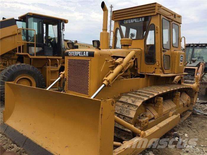 CAT D 6 D بلدوزرات مجنزرة