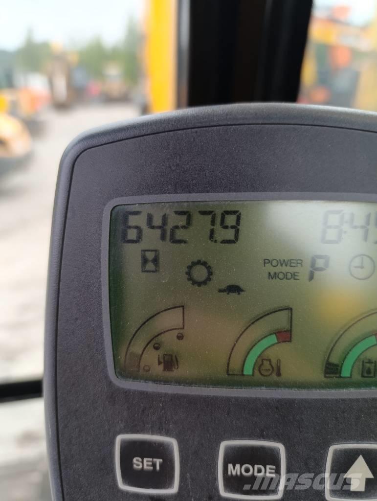 JCB JS 260 LC حفارات زحافة