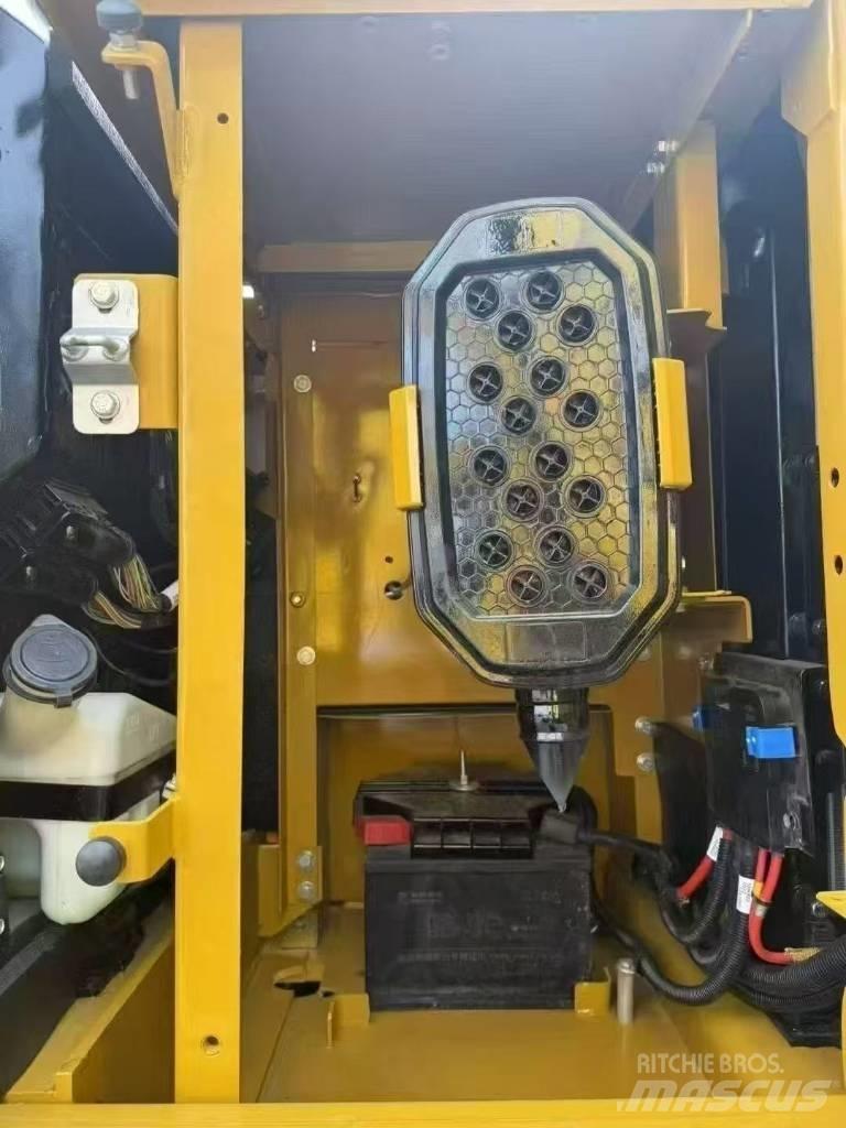 CAT 320 حفارات زحافة