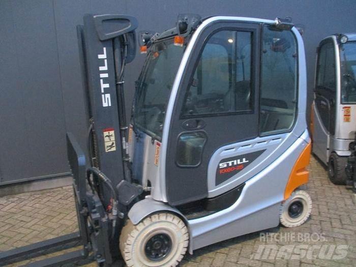 Still RX 60-25 شاحنات ذات رافعات شوكية تعمل بالكهرباء