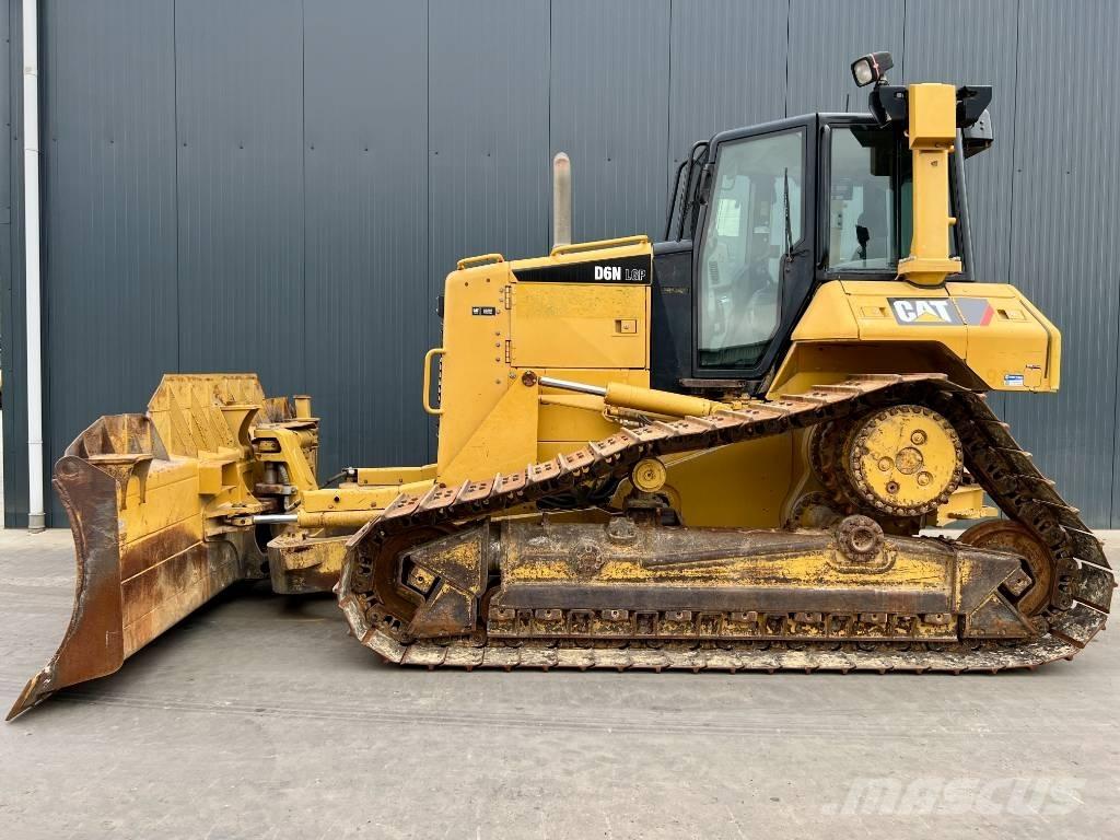 CAT D6N LGP بلدوزرات مجنزرة