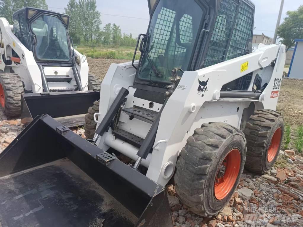 Bobcat S 220 لوادر انزلاقية التوجيه