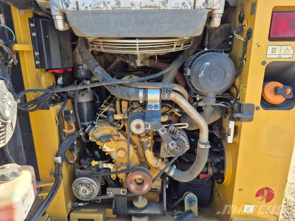 CAT 249 D لوادر انزلاقية التوجيه