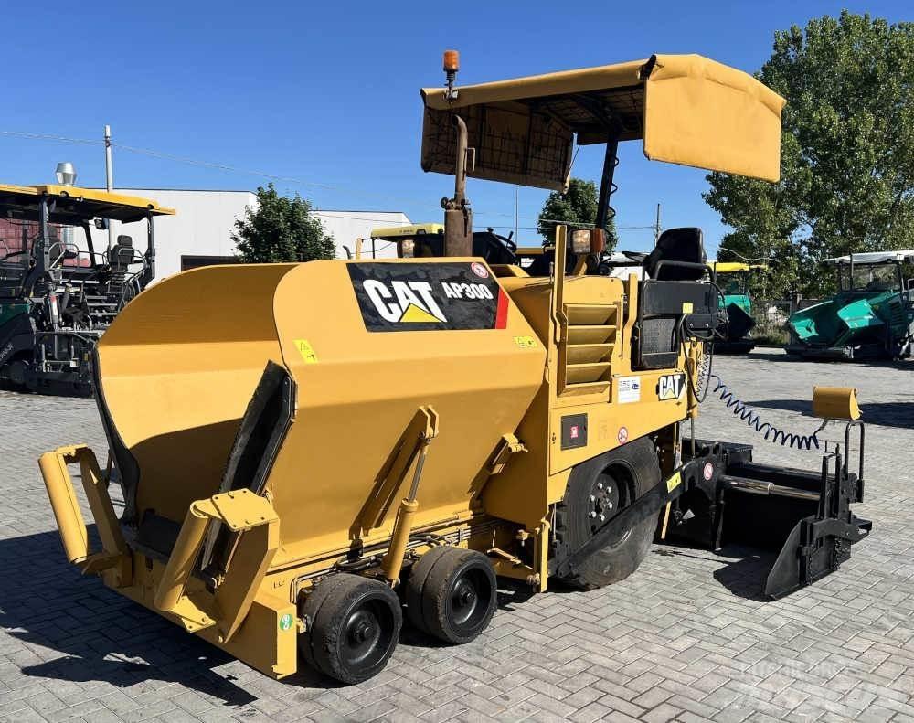 CAT AP 300 معدات السفلتة