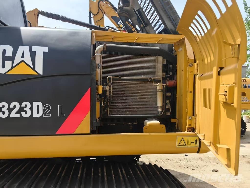 CAT 323 D حفارات زحافة