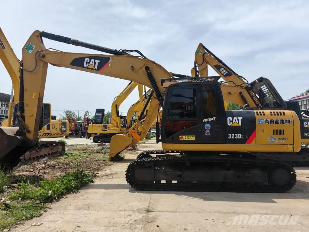 CAT 323 D حفارات زحافة