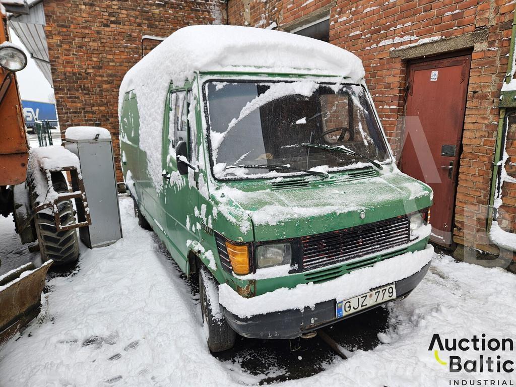 Mercedes-Benz 207D هيكل صندوقي