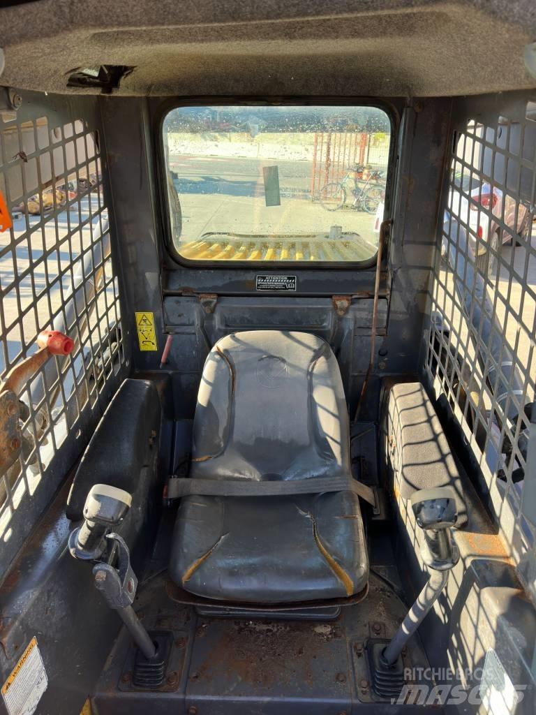 New Holland C 185 لوادر انزلاقية التوجيه